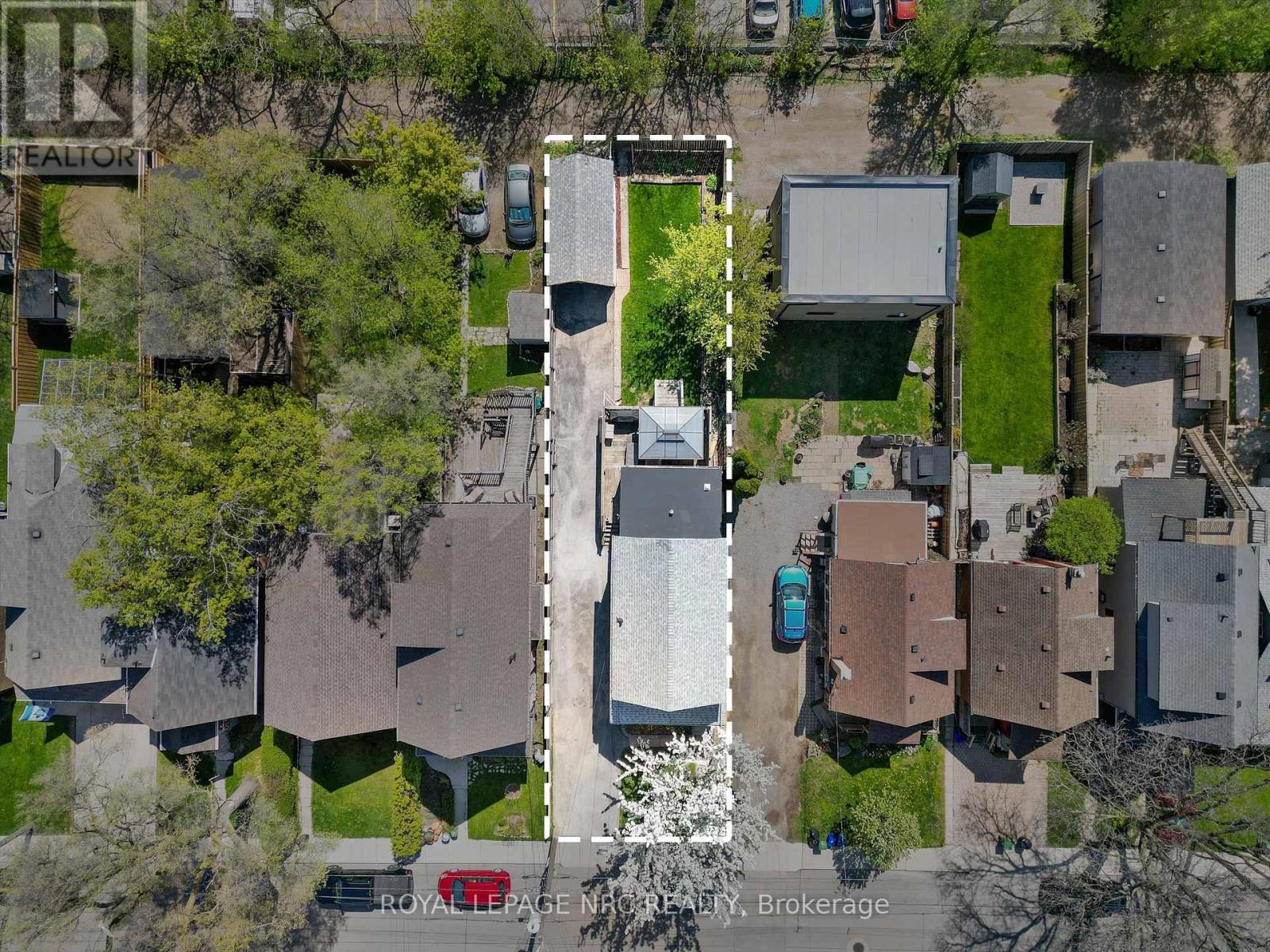 












15 EAST 24TH STREET

,
Hamilton (Eastmount),




Ontario
L8V2X8

