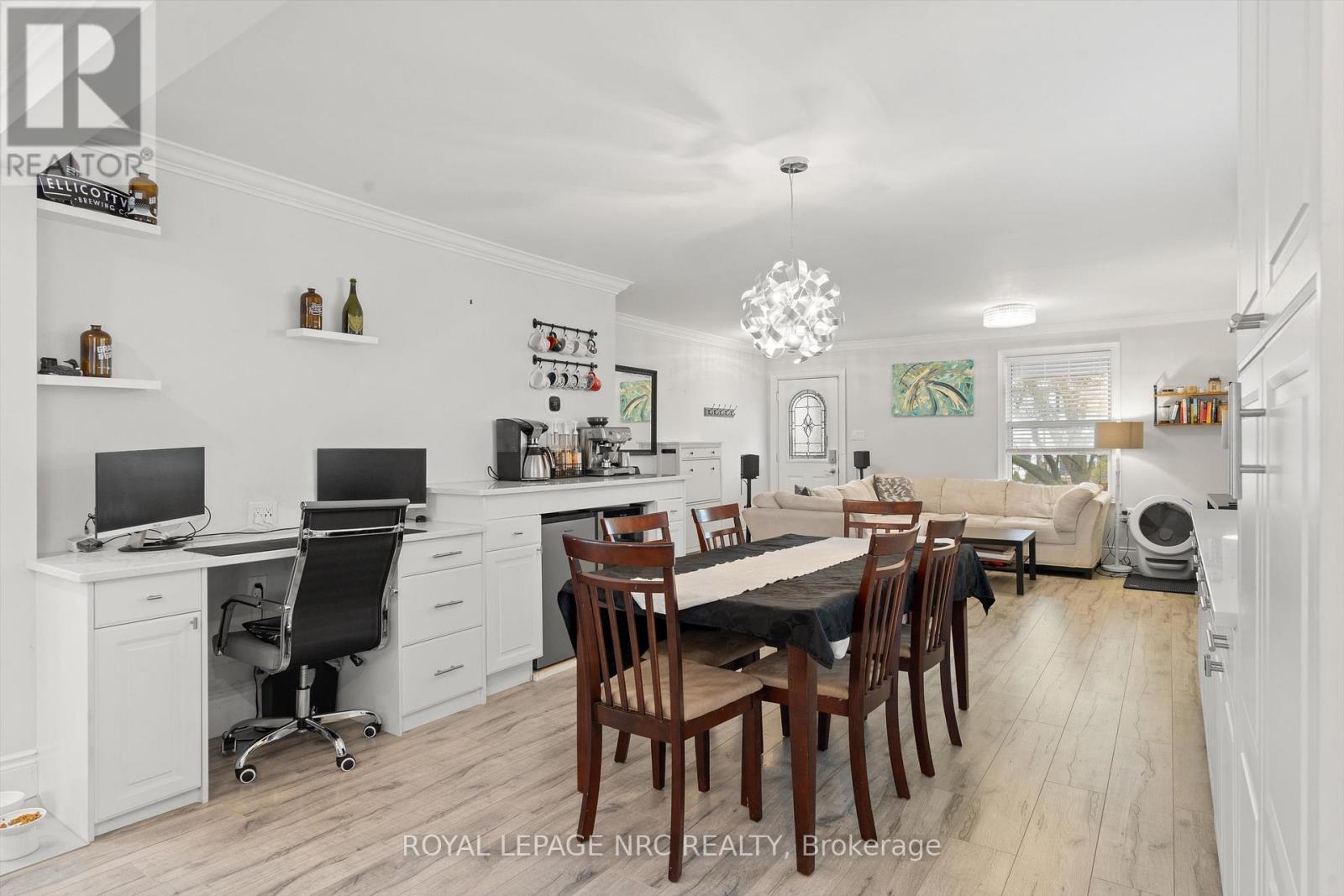 












15 EAST 24TH STREET

,
Hamilton (Eastmount),




Ontario
L8V2X8

