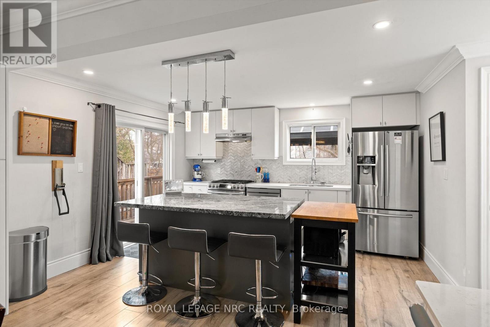 












15 EAST 24TH STREET

,
Hamilton (Eastmount),




Ontario
L8V2X8

