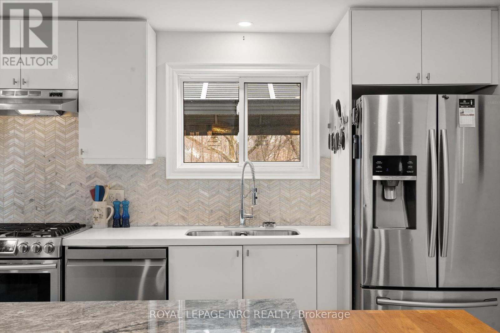 












15 EAST 24TH STREET

,
Hamilton (Eastmount),




Ontario
L8V2X8

