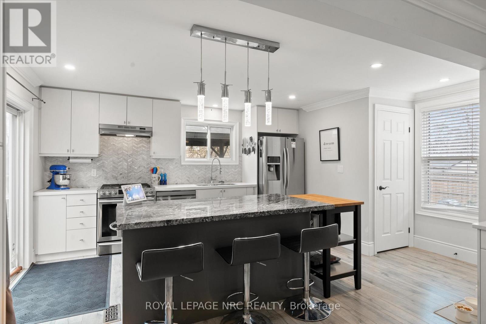 












15 EAST 24TH STREET

,
Hamilton (Eastmount),




Ontario
L8V2X8

