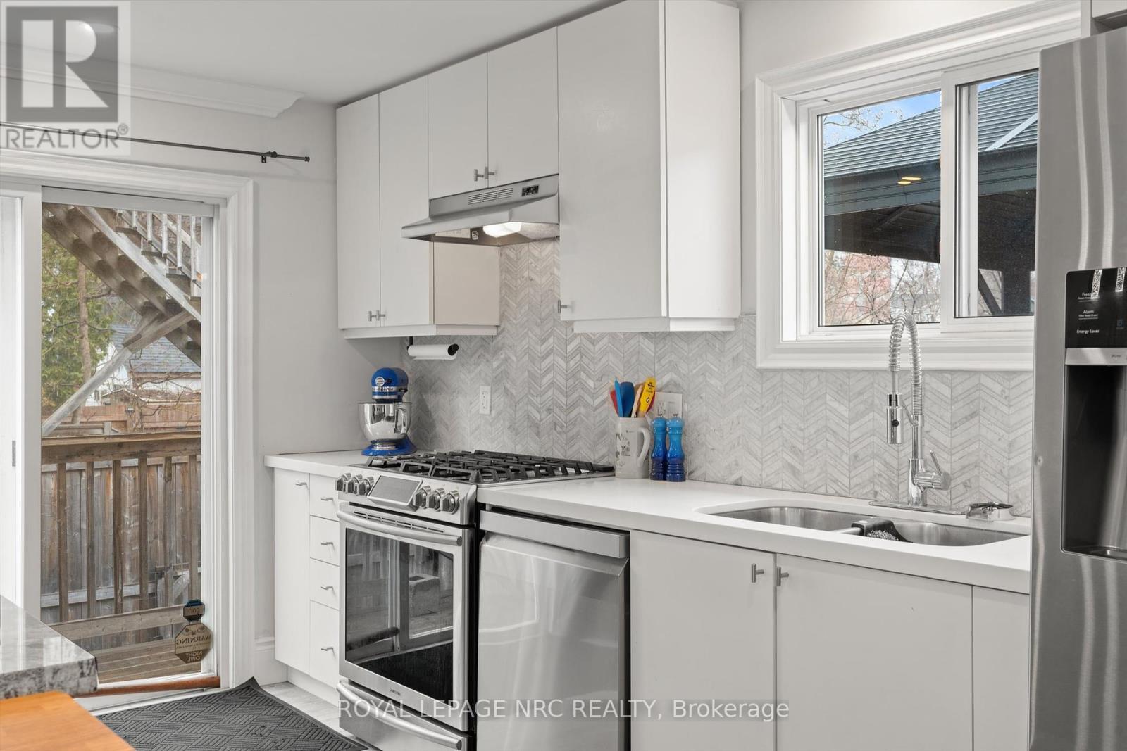 












15 EAST 24TH STREET

,
Hamilton (Eastmount),




Ontario
L8V2X8

