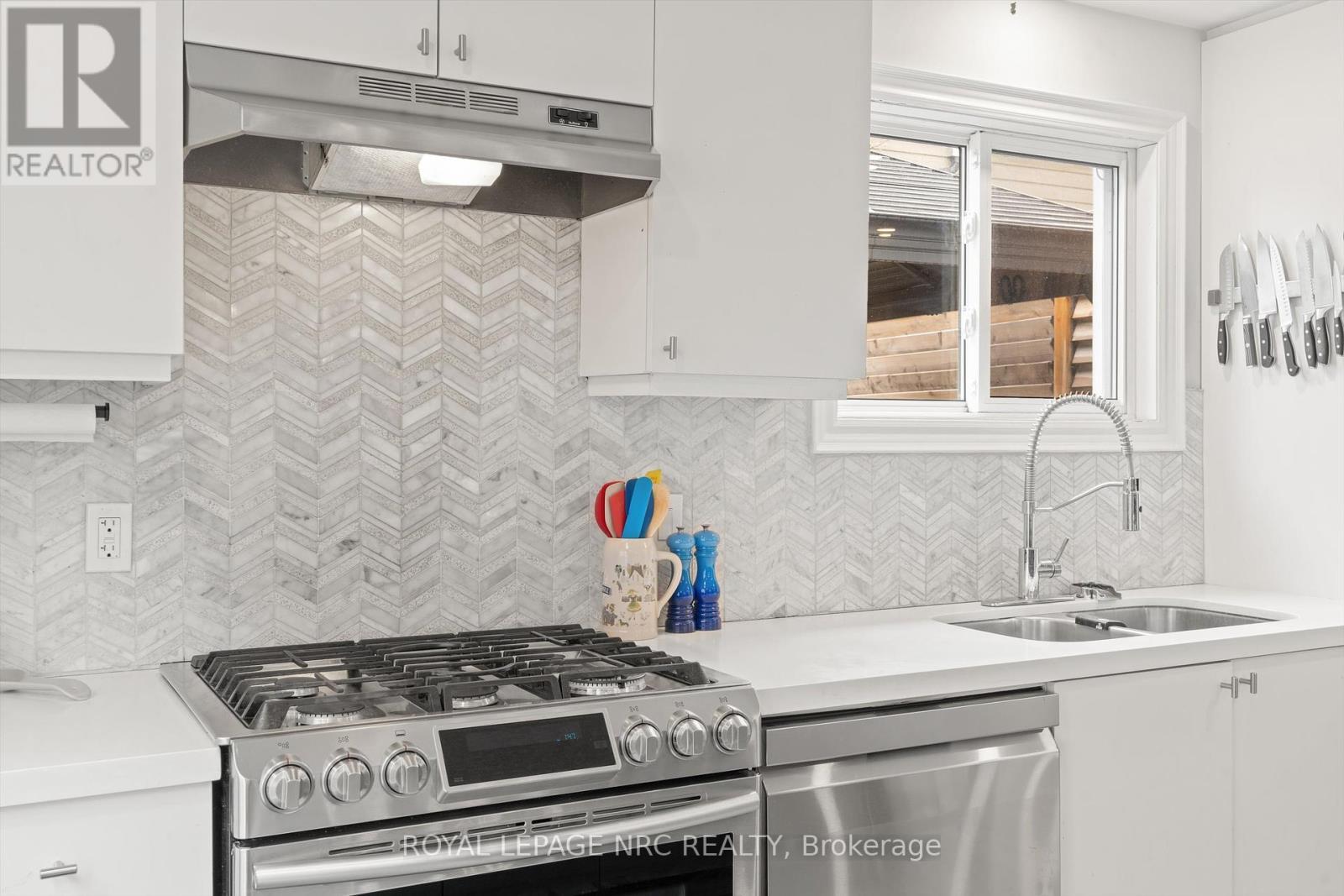 












15 EAST 24TH STREET

,
Hamilton (Eastmount),




Ontario
L8V2X8

