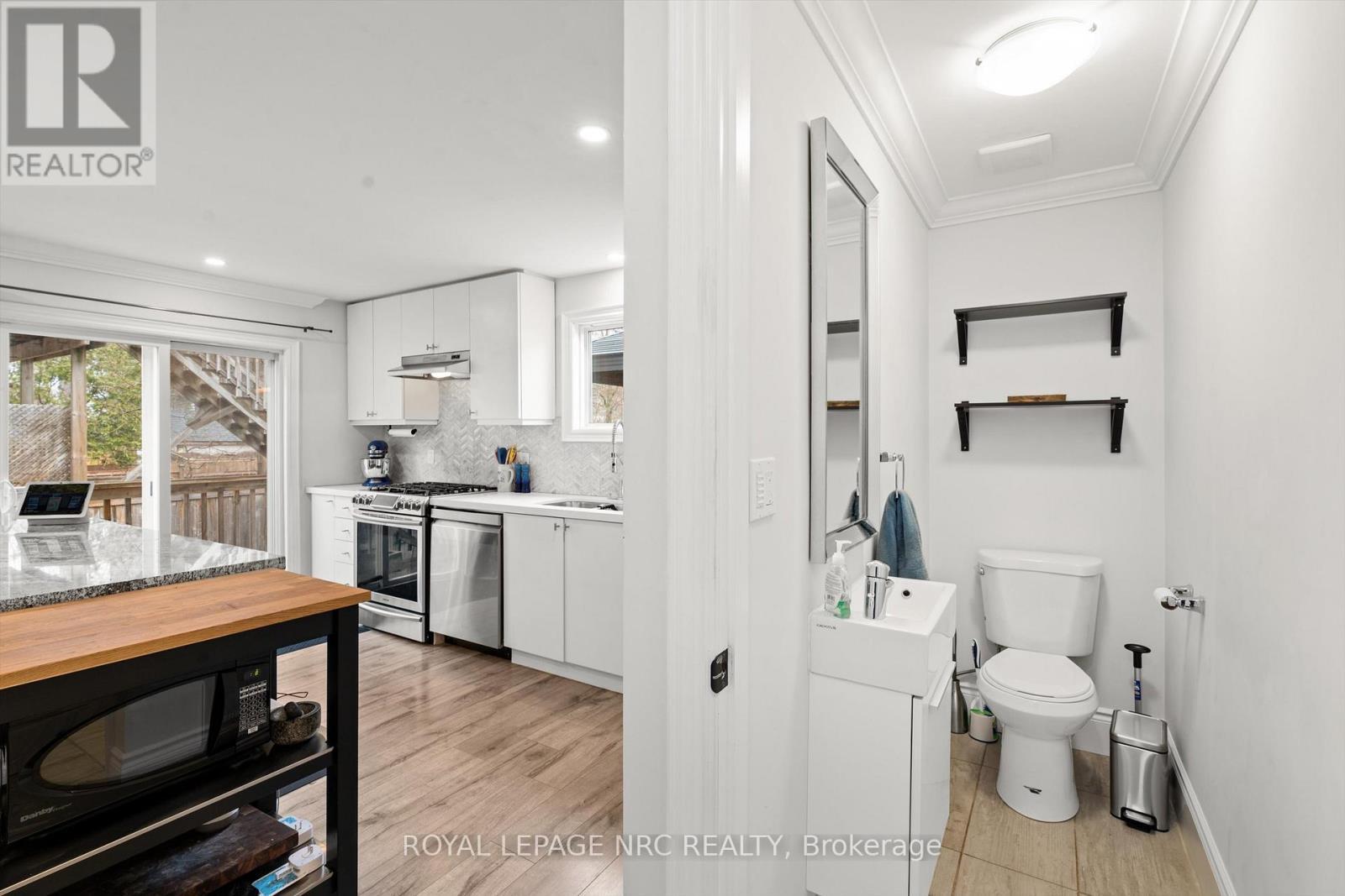 












15 EAST 24TH STREET

,
Hamilton (Eastmount),




Ontario
L8V2X8

