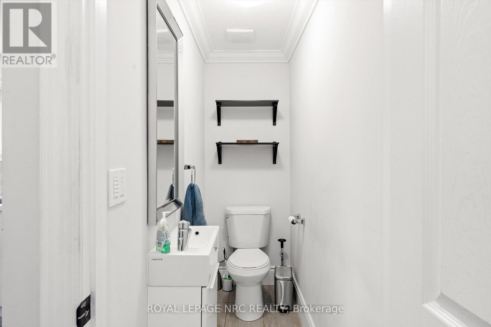 












15 EAST 24TH STREET

,
Hamilton (Eastmount),




Ontario
L8V2X8

