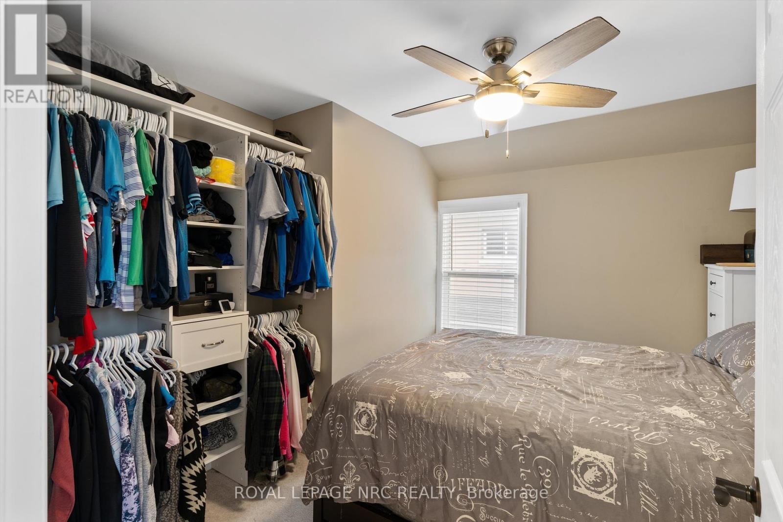 












15 EAST 24TH STREET

,
Hamilton (Eastmount),




Ontario
L8V2X8

