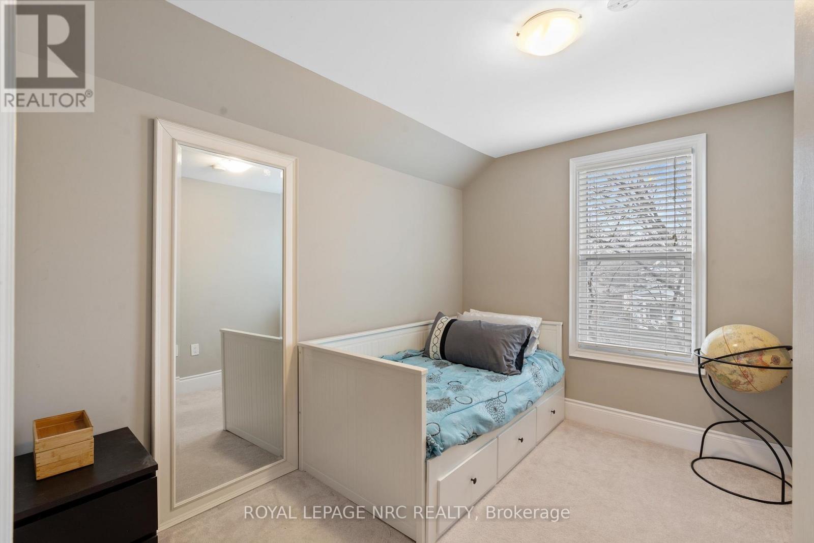 












15 EAST 24TH STREET

,
Hamilton (Eastmount),




Ontario
L8V2X8

