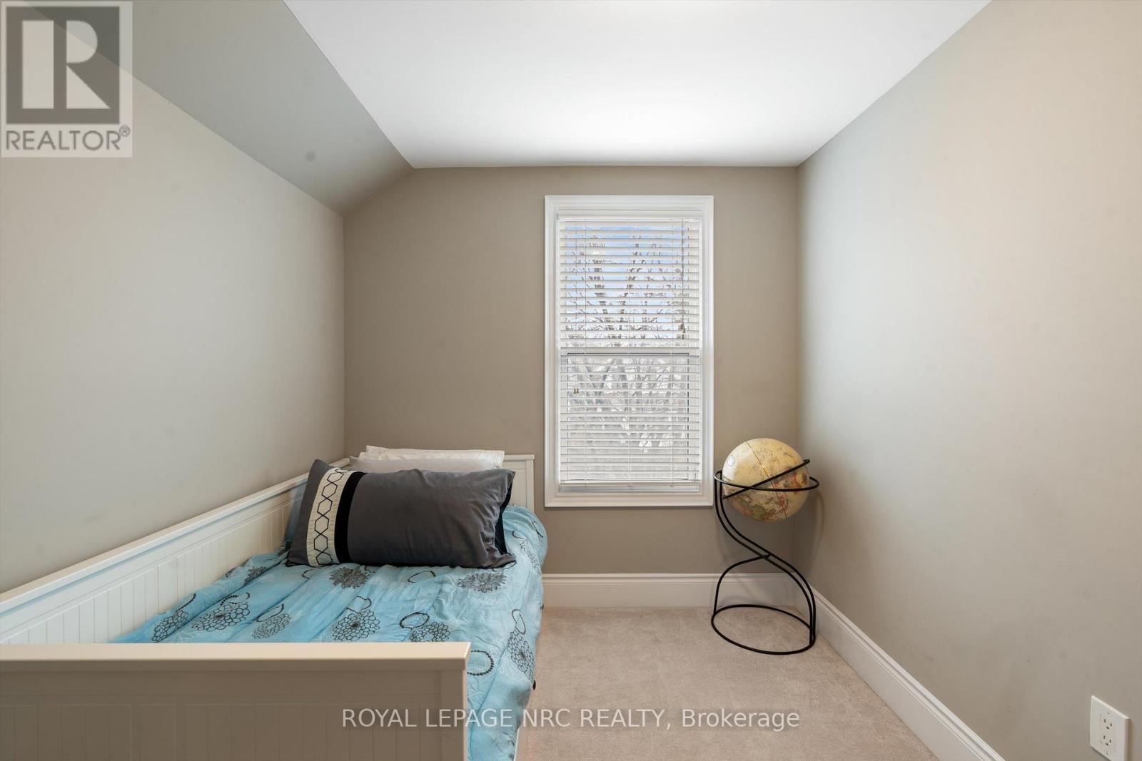 












15 EAST 24TH STREET

,
Hamilton (Eastmount),




Ontario
L8V2X8

