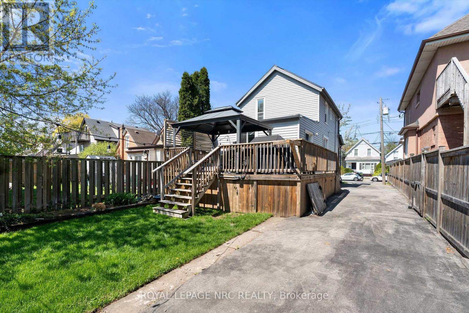 












15 EAST 24TH STREET

,
Hamilton (Eastmount),




Ontario
L8V2X8

