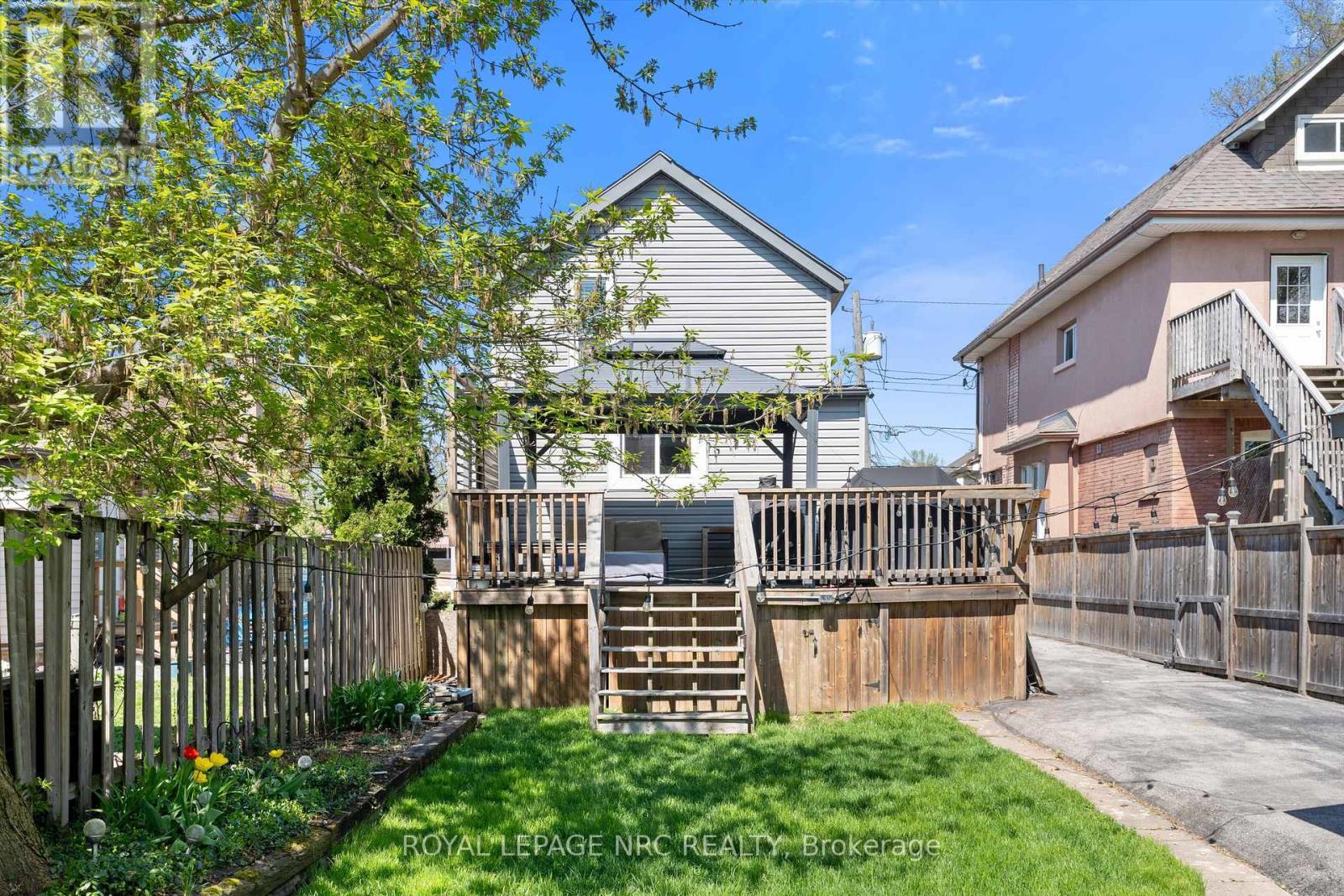 












15 EAST 24TH STREET

,
Hamilton (Eastmount),




Ontario
L8V2X8

