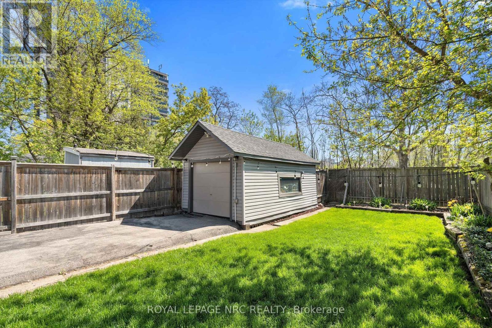 












15 EAST 24TH STREET

,
Hamilton (Eastmount),




Ontario
L8V2X8

