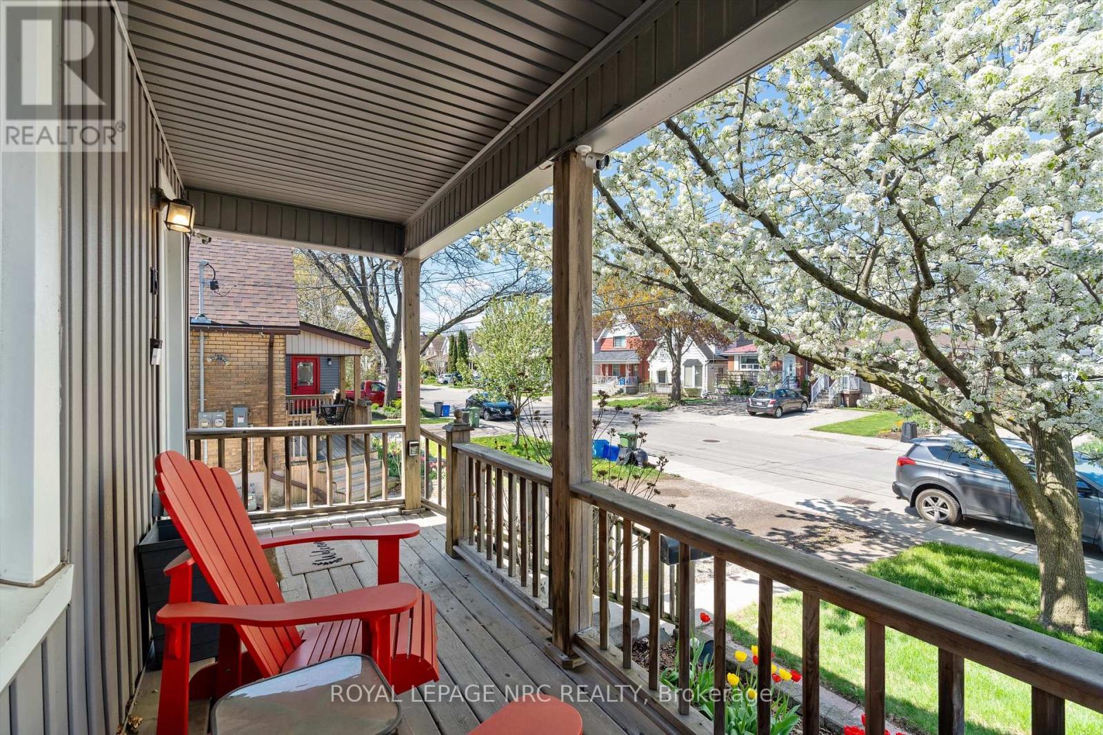 












15 EAST 24TH STREET

,
Hamilton (Eastmount),




Ontario
L8V2X8

