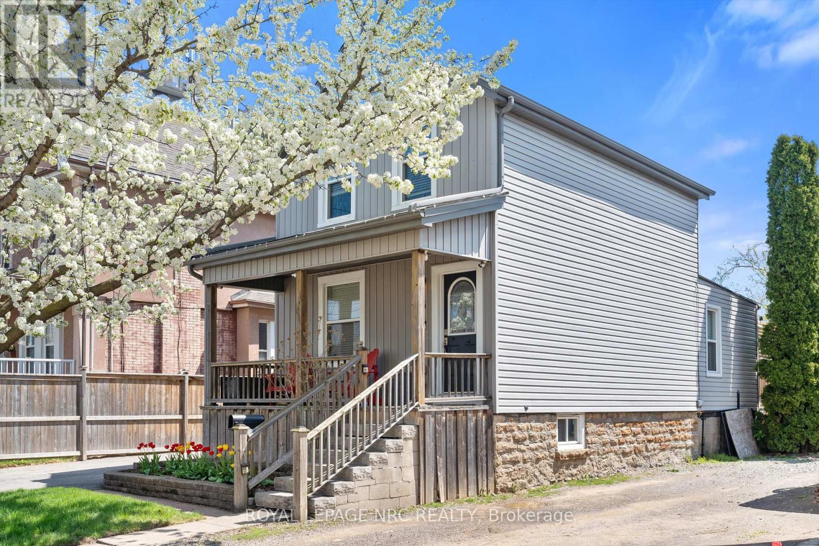 












15 EAST 24TH STREET

,
Hamilton (Eastmount),




Ontario
L8V2X8

