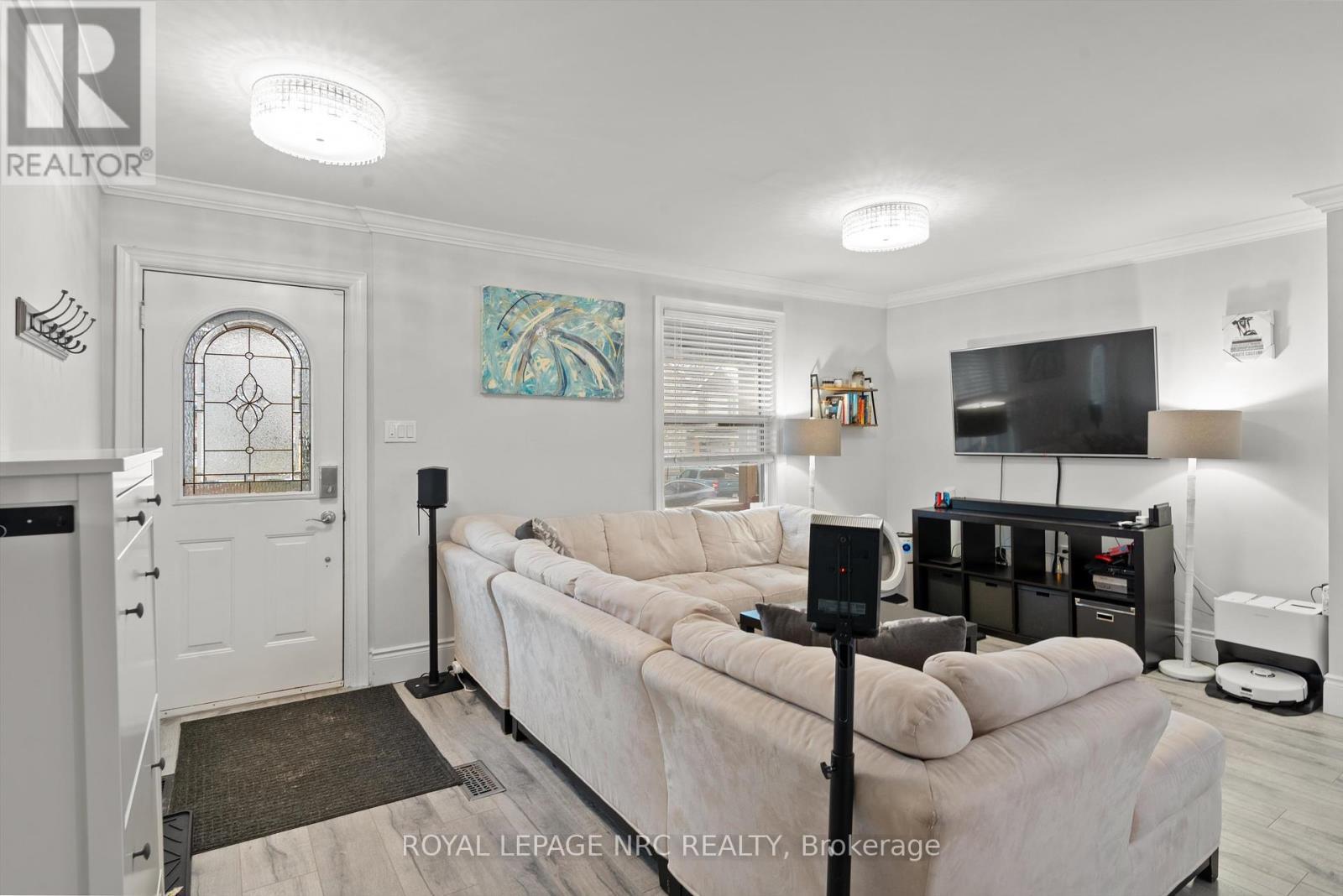 












15 EAST 24TH STREET

,
Hamilton (Eastmount),




Ontario
L8V2X8

