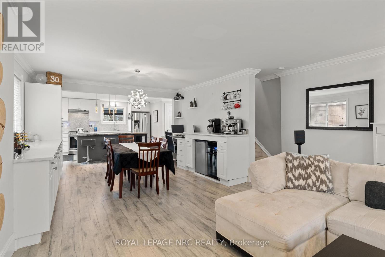












15 EAST 24TH STREET

,
Hamilton (Eastmount),




Ontario
L8V2X8

