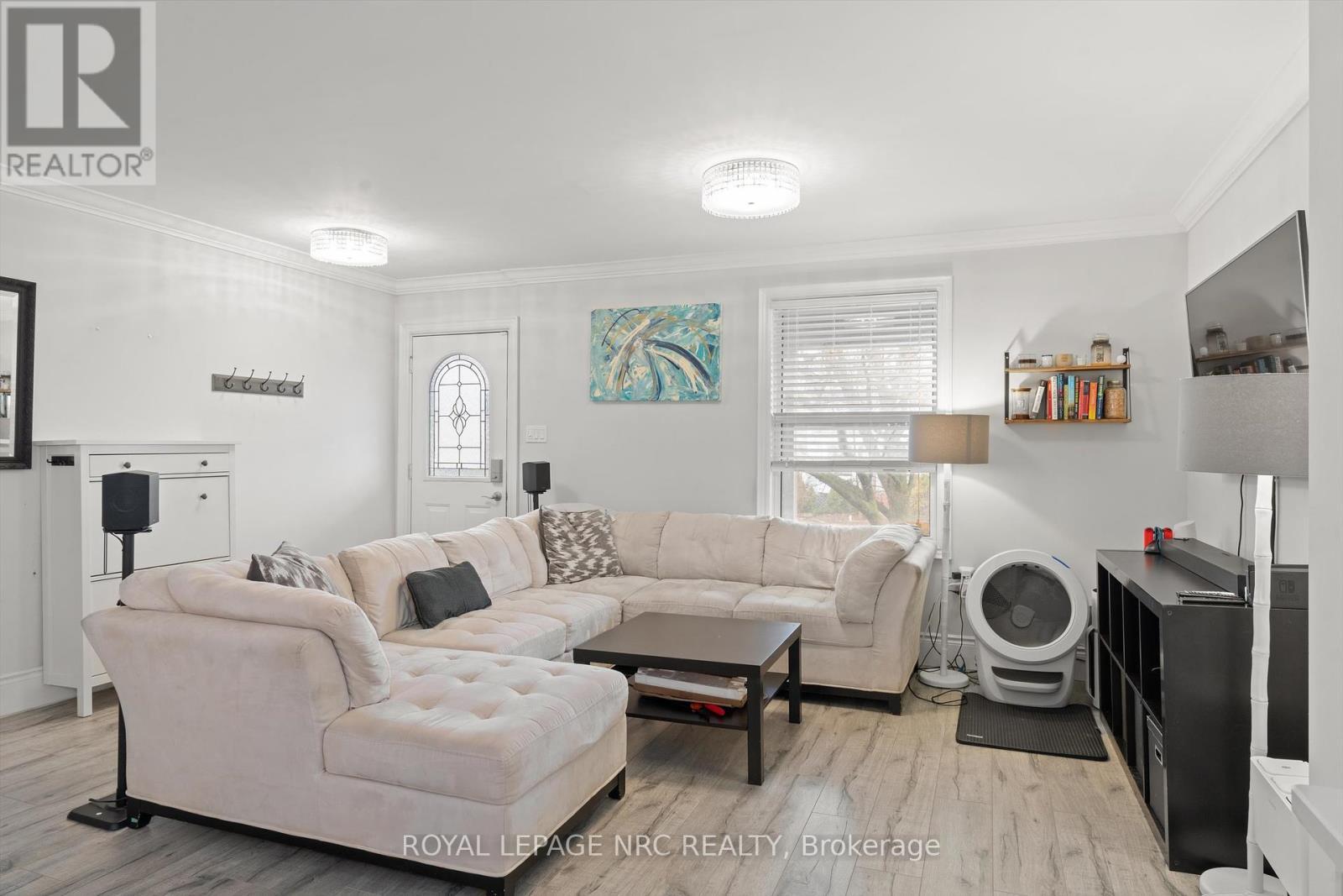 












15 EAST 24TH STREET

,
Hamilton (Eastmount),




Ontario
L8V2X8

