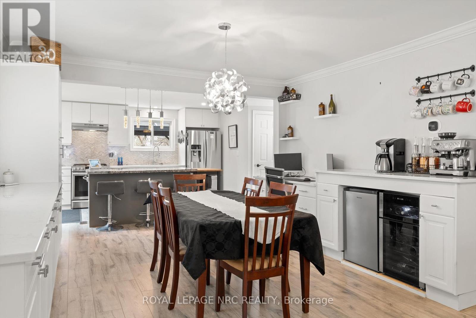 












15 EAST 24TH STREET

,
Hamilton (Eastmount),




Ontario
L8V2X8

