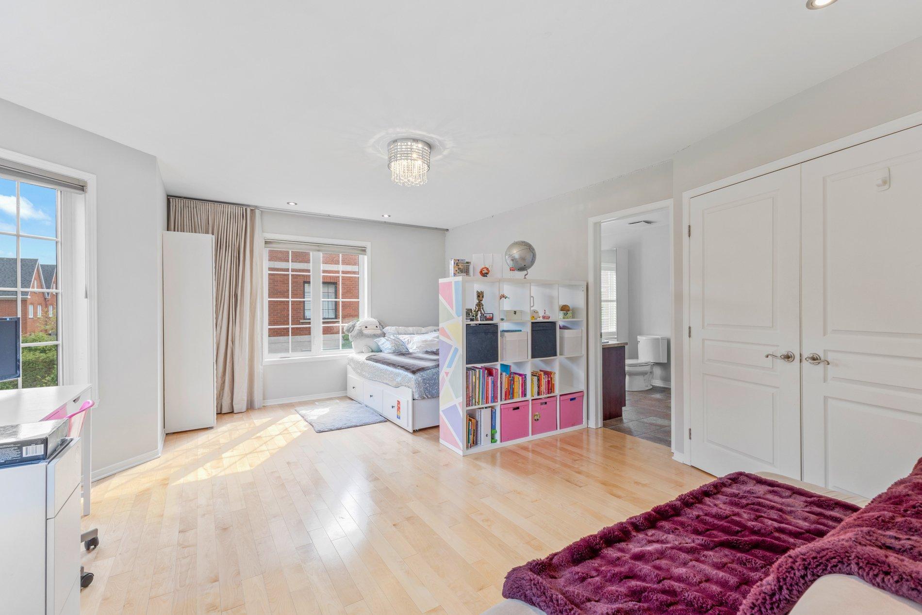 









2638


Av. Ernest-Hemingway

,
Montréal (Saint-Laurent),




QC
H4R3E7

