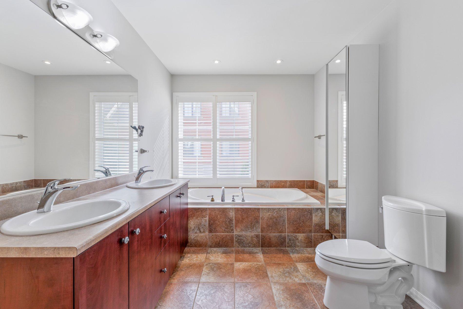 









2638


Av. Ernest-Hemingway

,
Montréal (Saint-Laurent),




QC
H4R3E7

