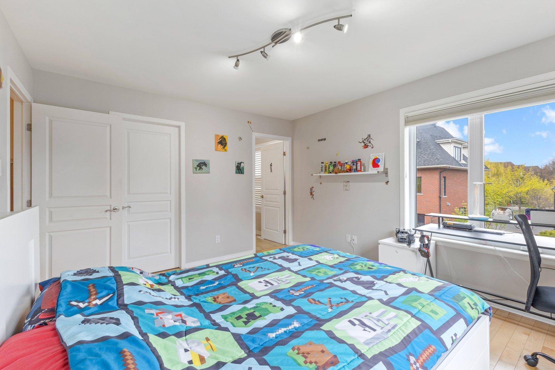 









2638


Av. Ernest-Hemingway

,
Montréal (Saint-Laurent),




QC
H4R3E7

