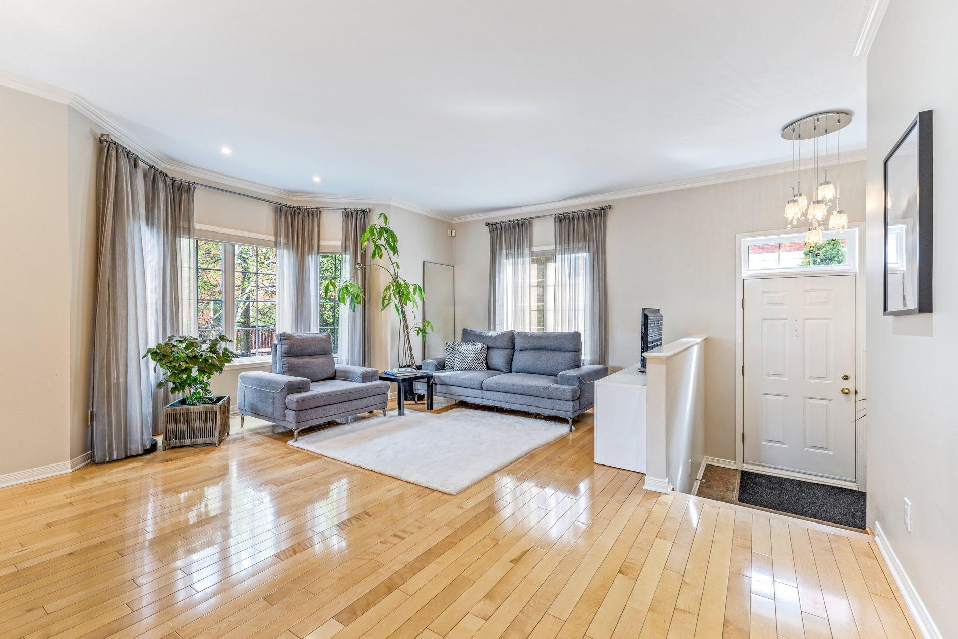 









2638


Av. Ernest-Hemingway

,
Montréal (Saint-Laurent),




QC
H4R3E7

