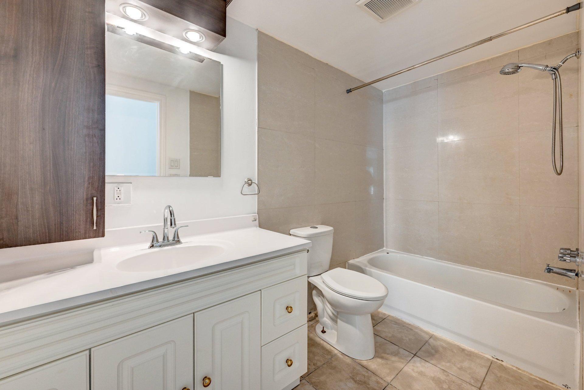 









1009


Ch. du Bord-de-l'Eau

,
Laval (Sainte-Dorothée),




QC
H7Y1A5

