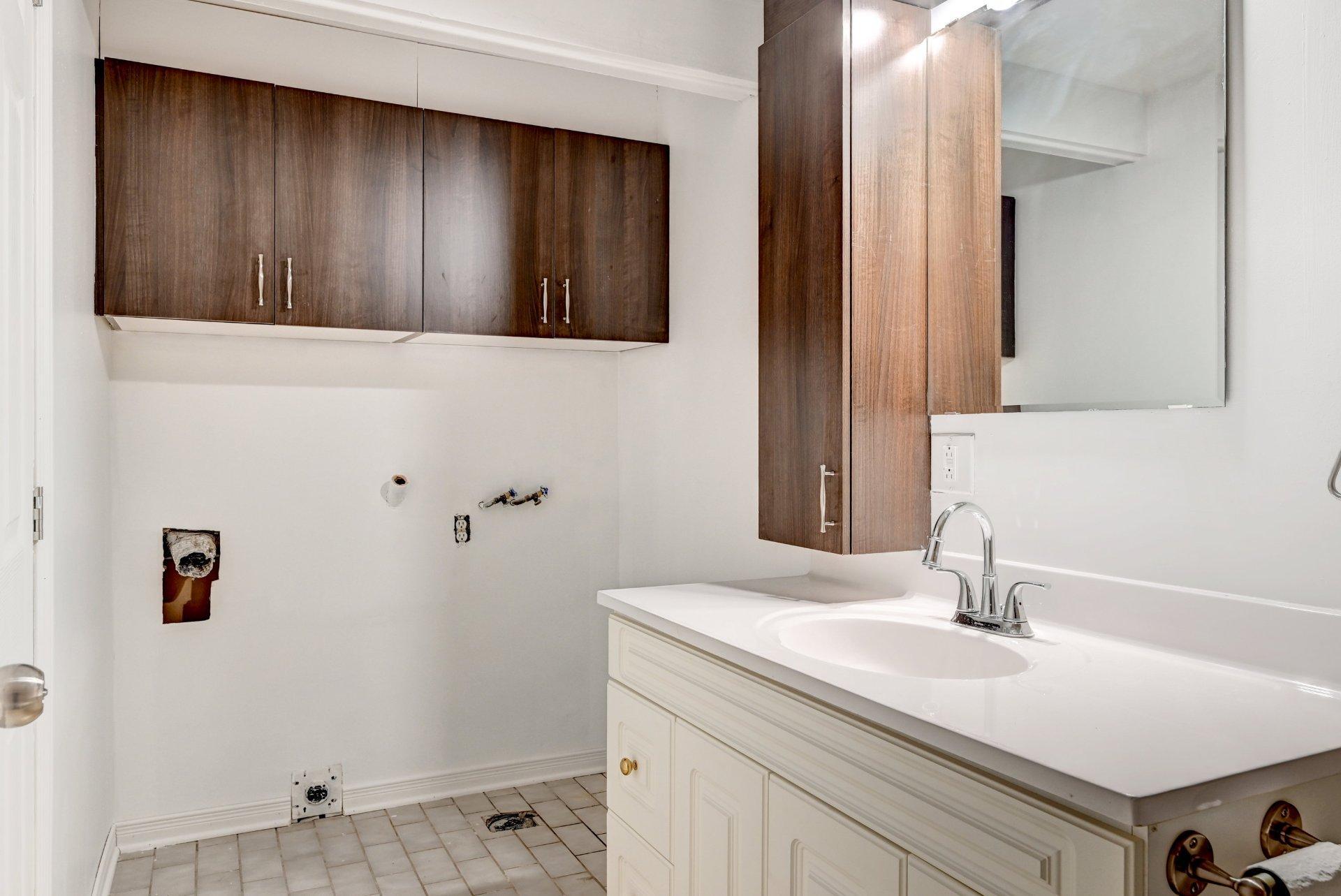 









1009


Ch. du Bord-de-l'Eau

,
Laval (Sainte-Dorothée),




QC
H7Y1A5

