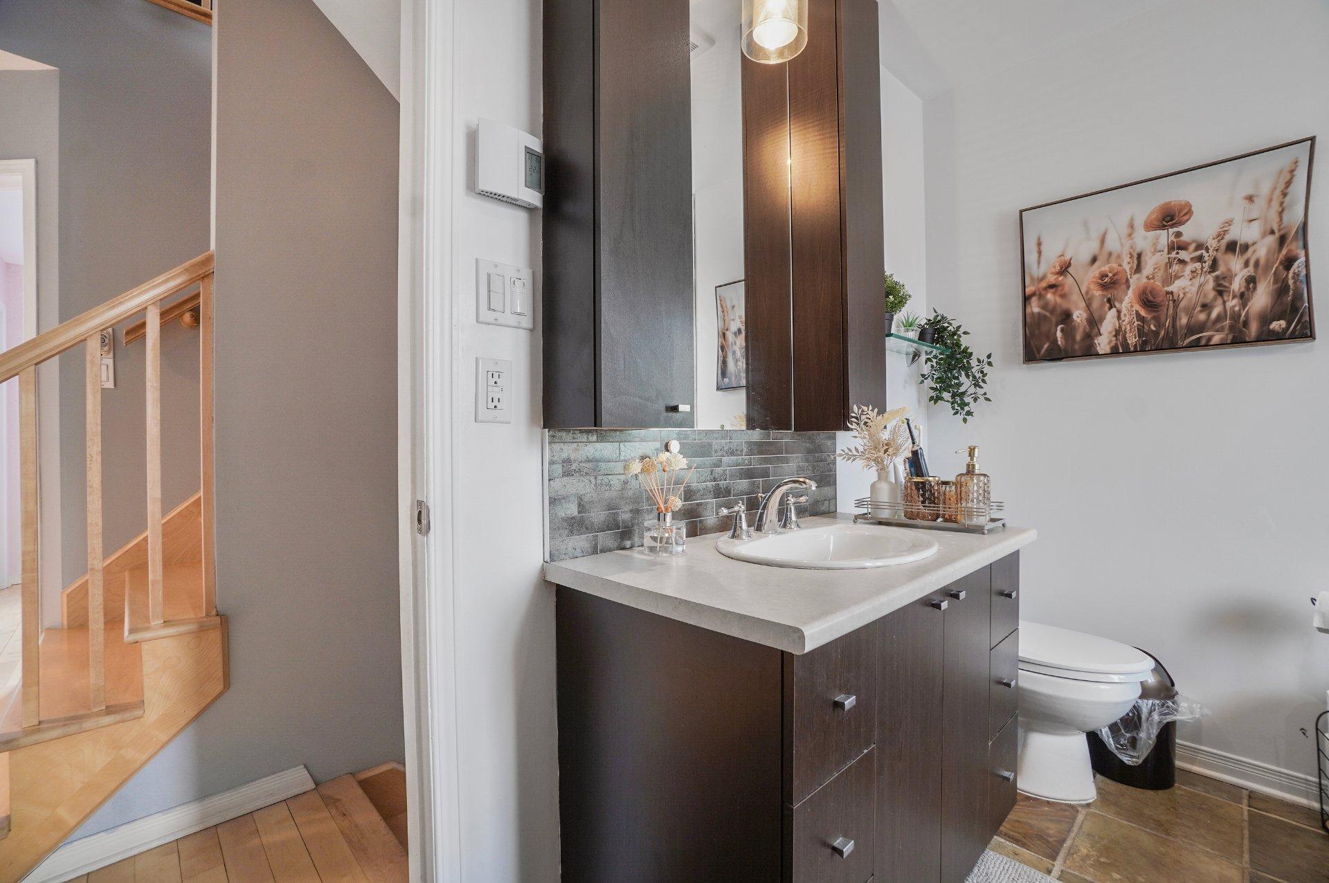 









490


Rue des Cheminots

,
Delson,




QC
J5B2J4

