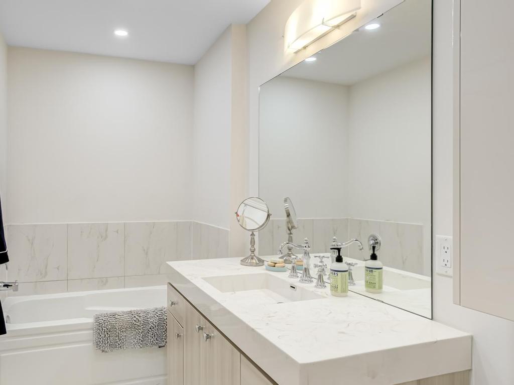 









1223


Azinger

Lane,
Mississauga,




ON
L5E 0A7


