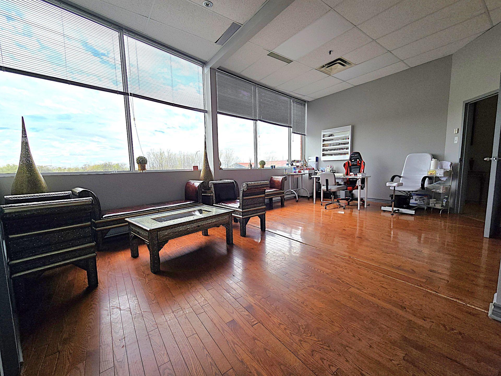 









2728


Boul. Daniel-Johnson

, 202,
Laval (Chomedey),




QC
H7P5Z7

