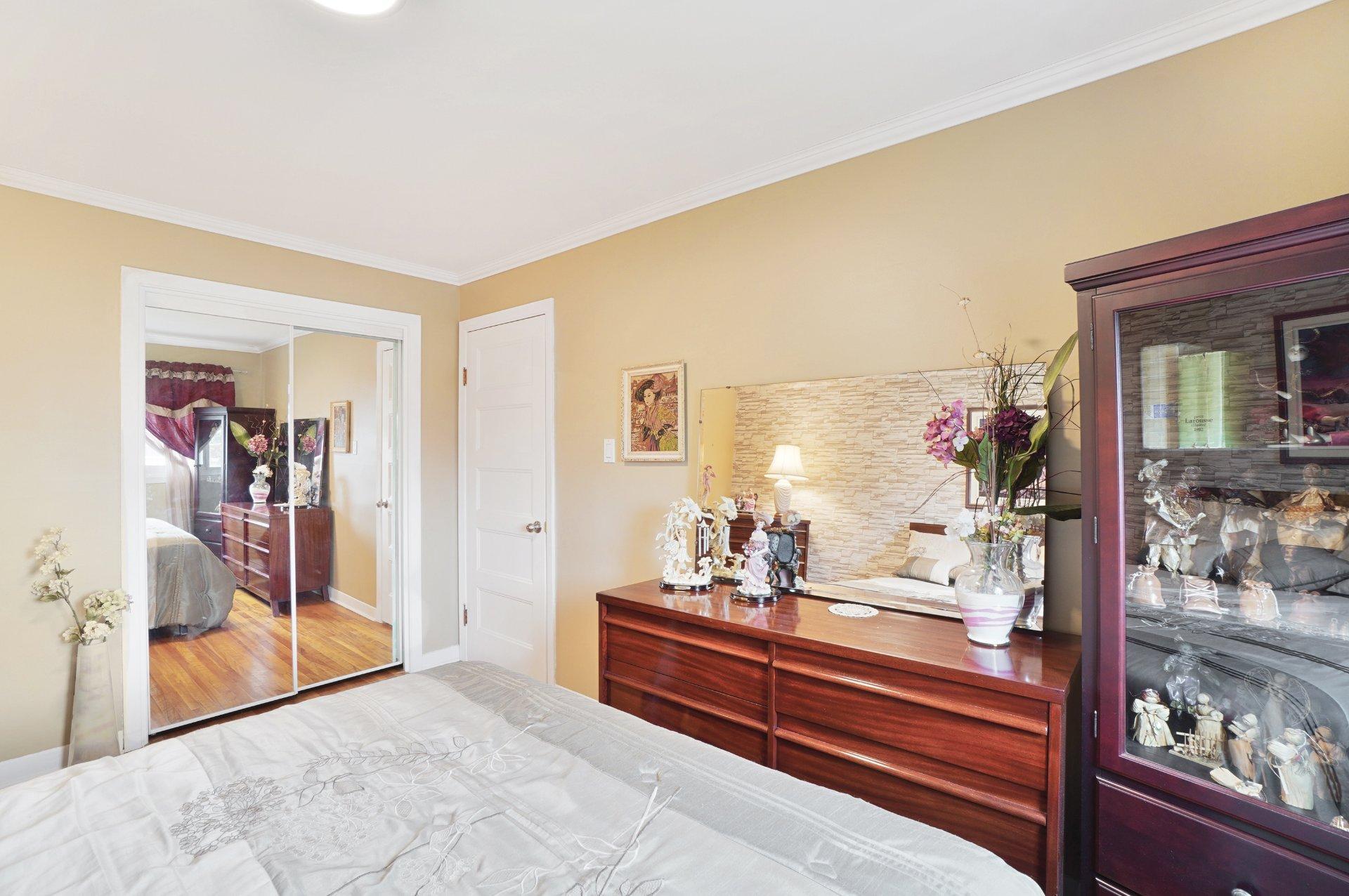 









2246


Rue de Perse

,
Laval (Vimont),




QC
H7K1P3

