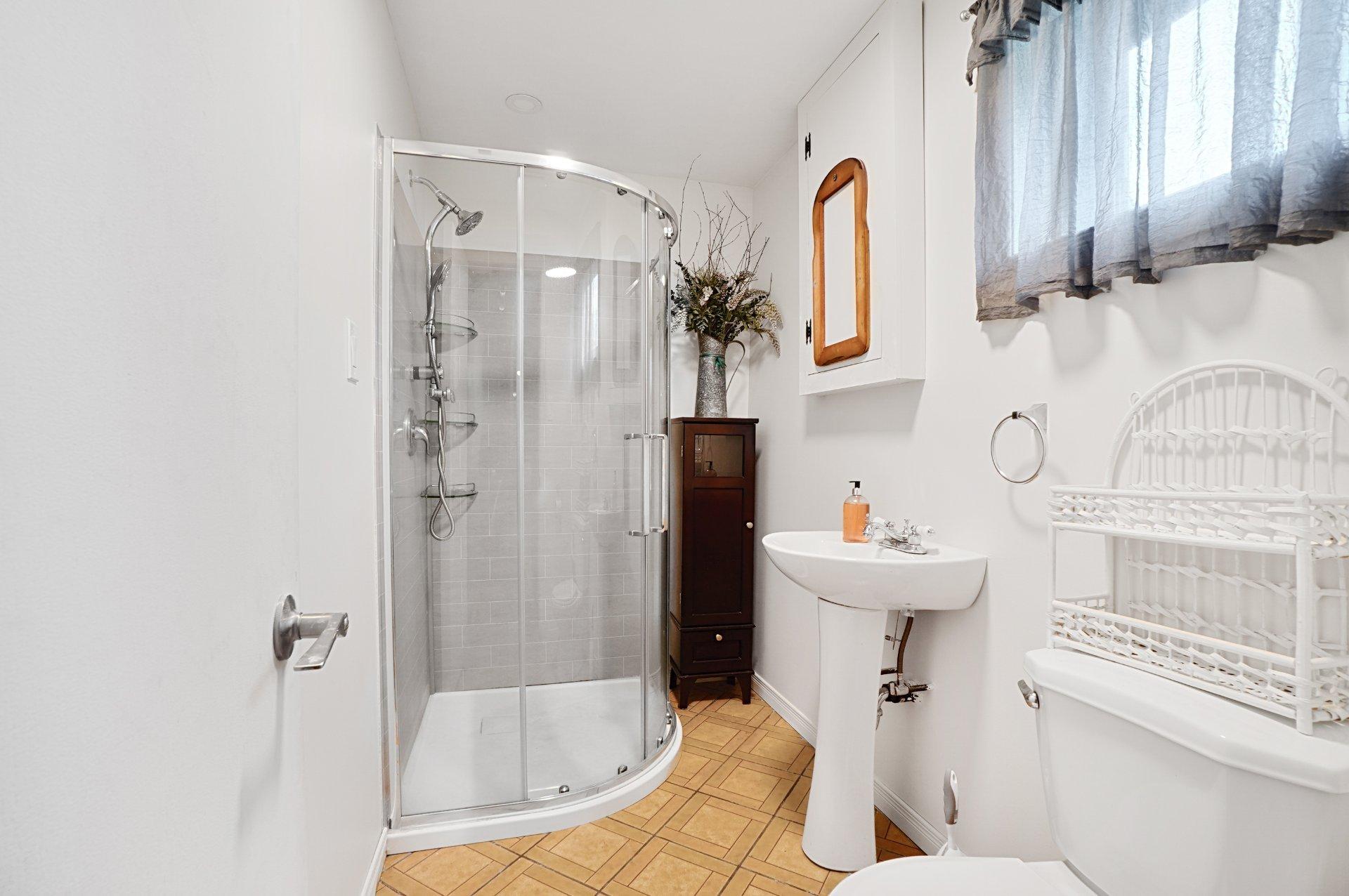 









2246


Rue de Perse

,
Laval (Vimont),




QC
H7K1P3

