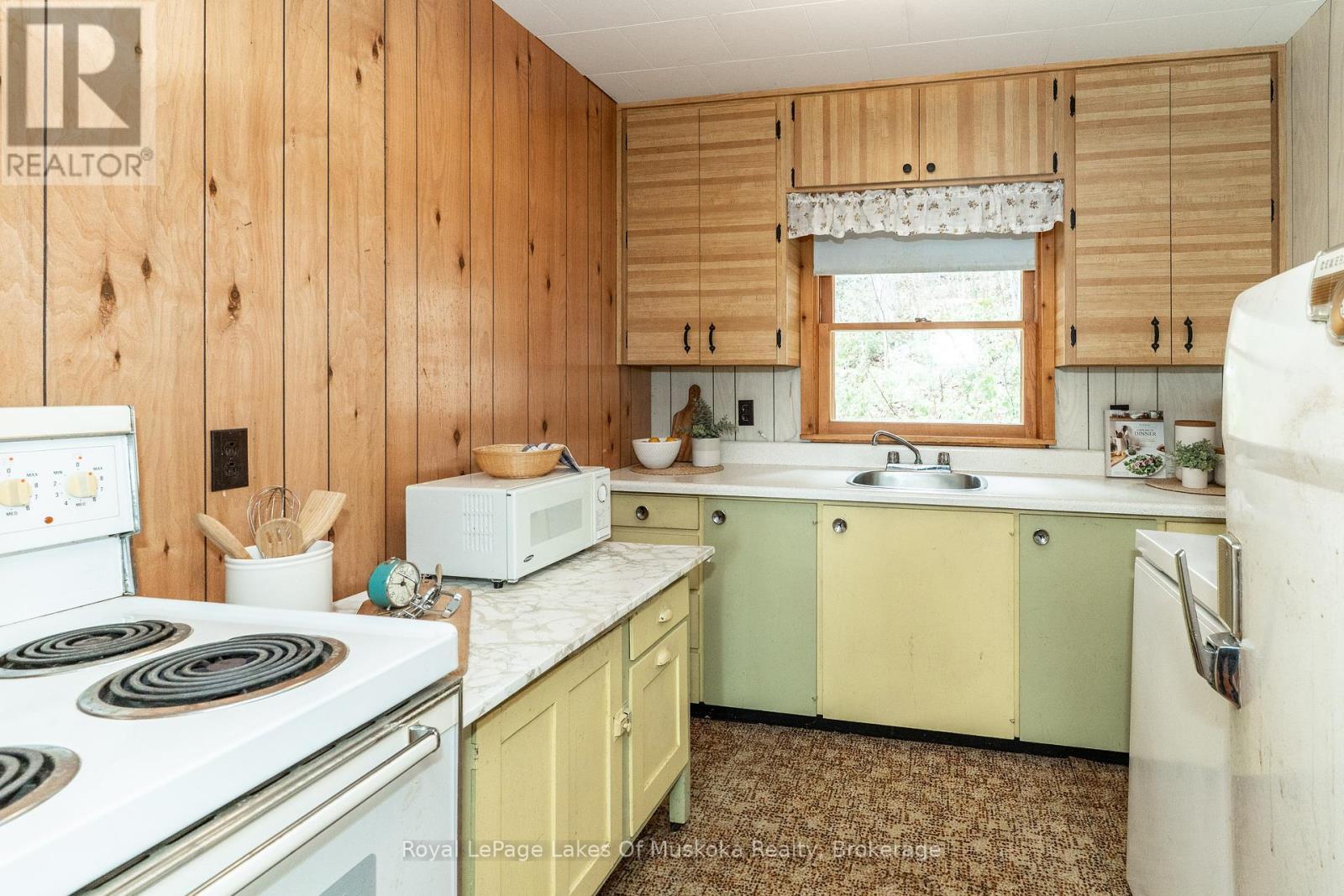 












1042 FARMER HAYS DRIVE

,
Algonquin Highlands (McClintock),




Ontario
P0A1E0

