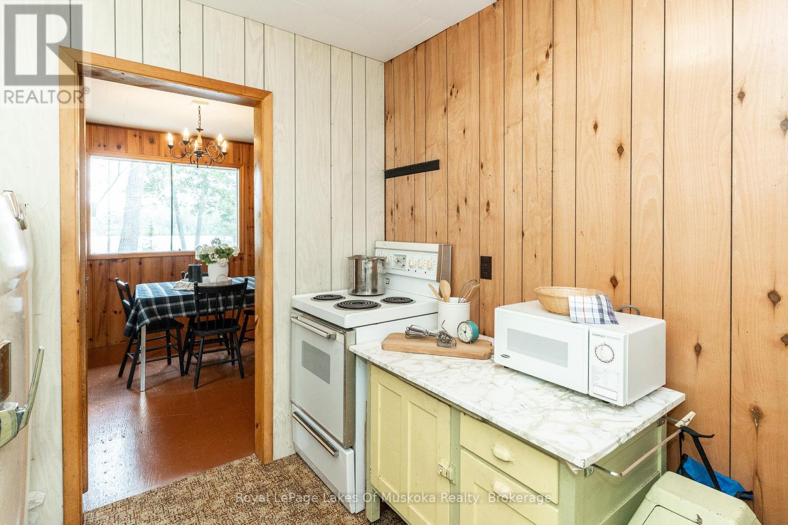 












1042 FARMER HAYS DRIVE

,
Algonquin Highlands (McClintock),




Ontario
P0A1E0

