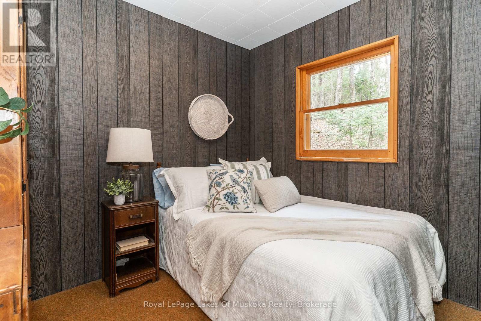 












1042 FARMER HAYS DRIVE

,
Algonquin Highlands (McClintock),




Ontario
P0A1E0

