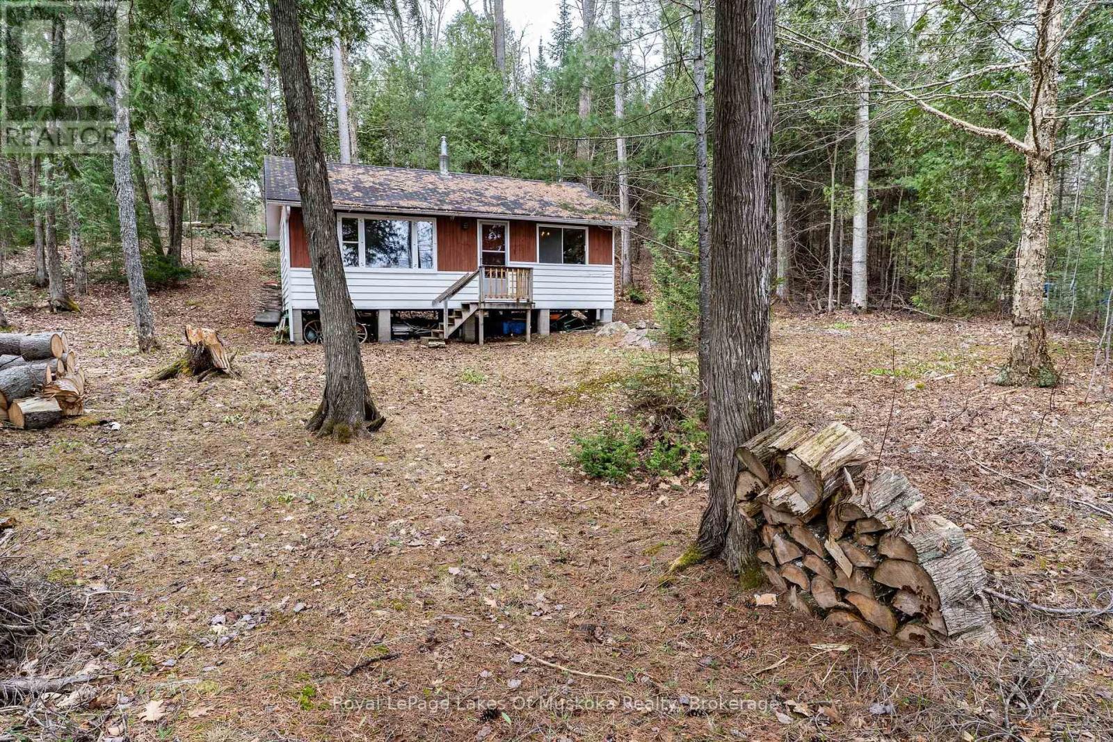 












1042 FARMER HAYS DRIVE

,
Algonquin Highlands (McClintock),




Ontario
P0A1E0

