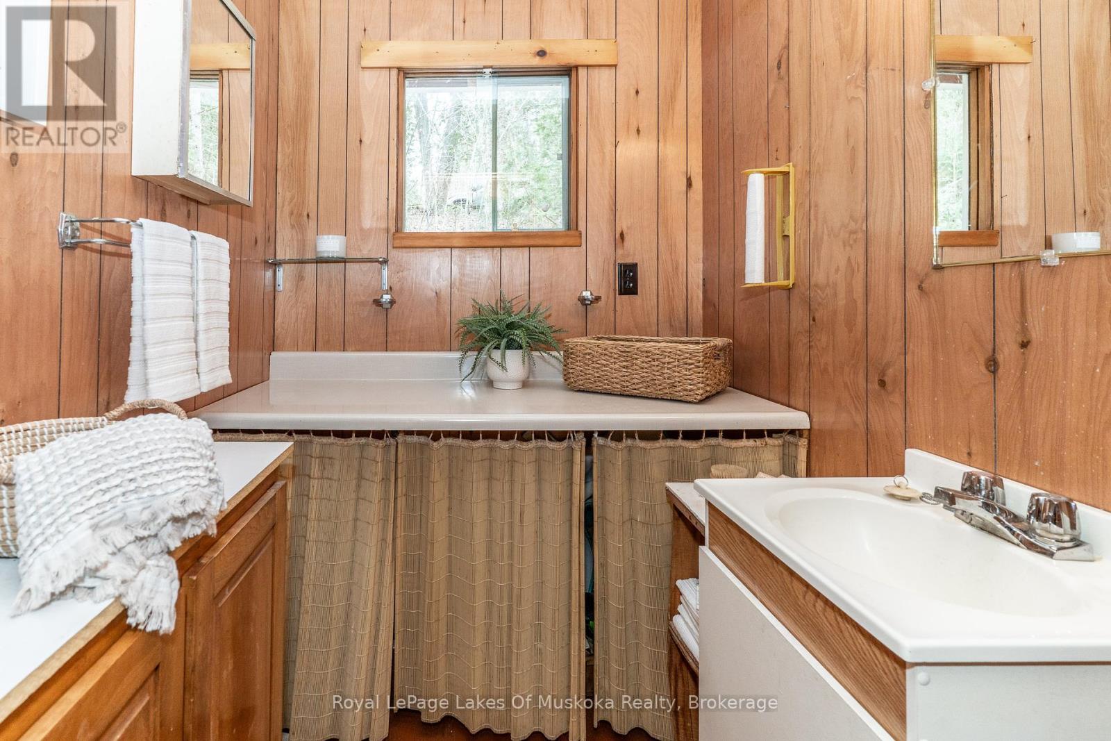 












1042 FARMER HAYS DRIVE

,
Algonquin Highlands (McClintock),




Ontario
P0A1E0

