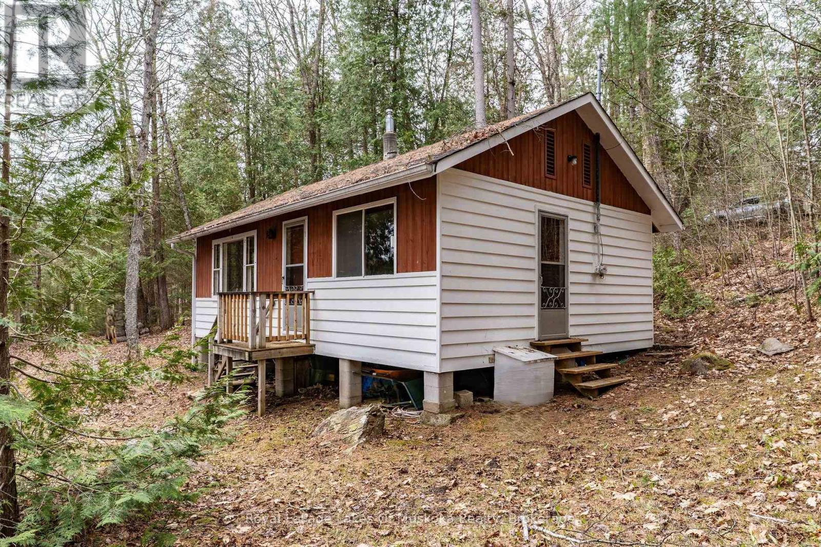 












1042 FARMER HAYS DRIVE

,
Algonquin Highlands (McClintock),




Ontario
P0A1E0

