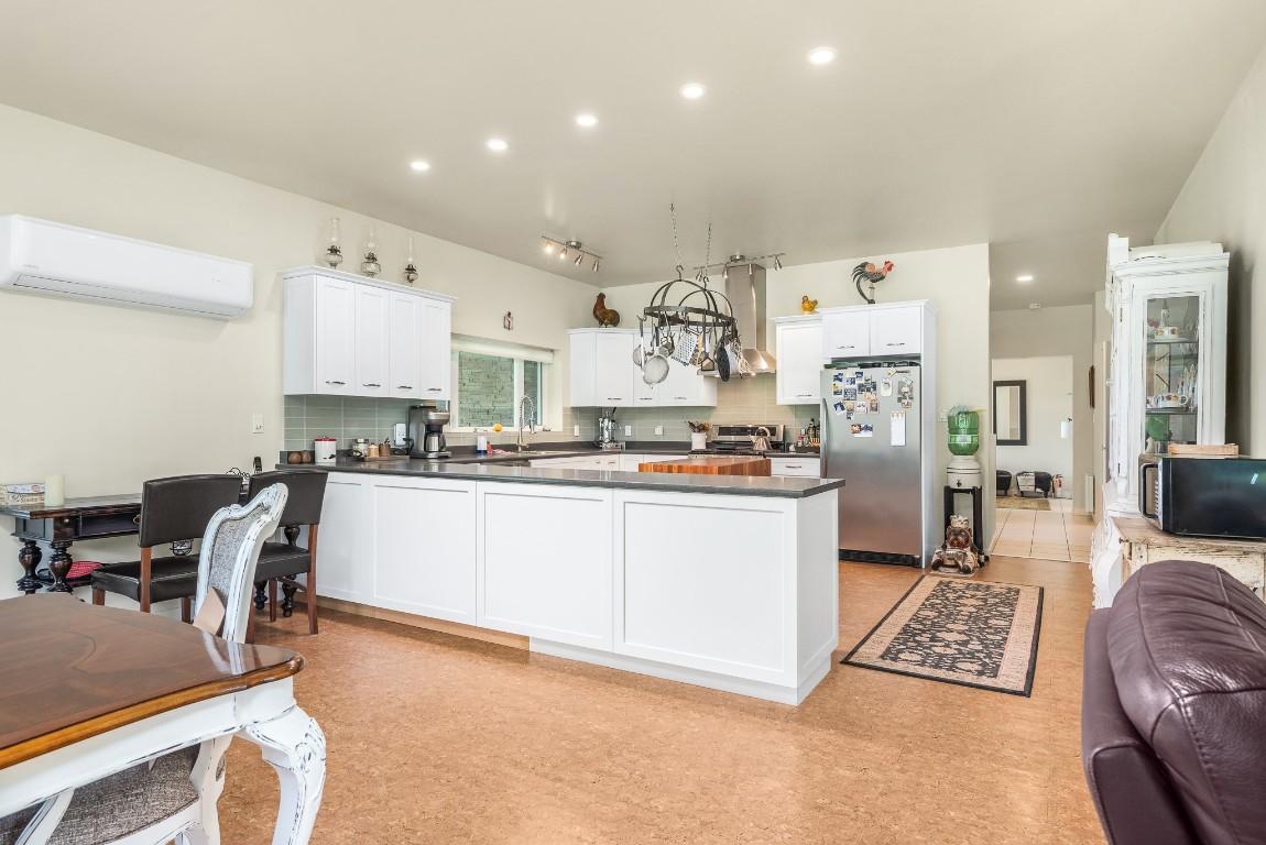 









4


Hollingsworth

Road,
Cherryville,




BC
V0E 2G3

