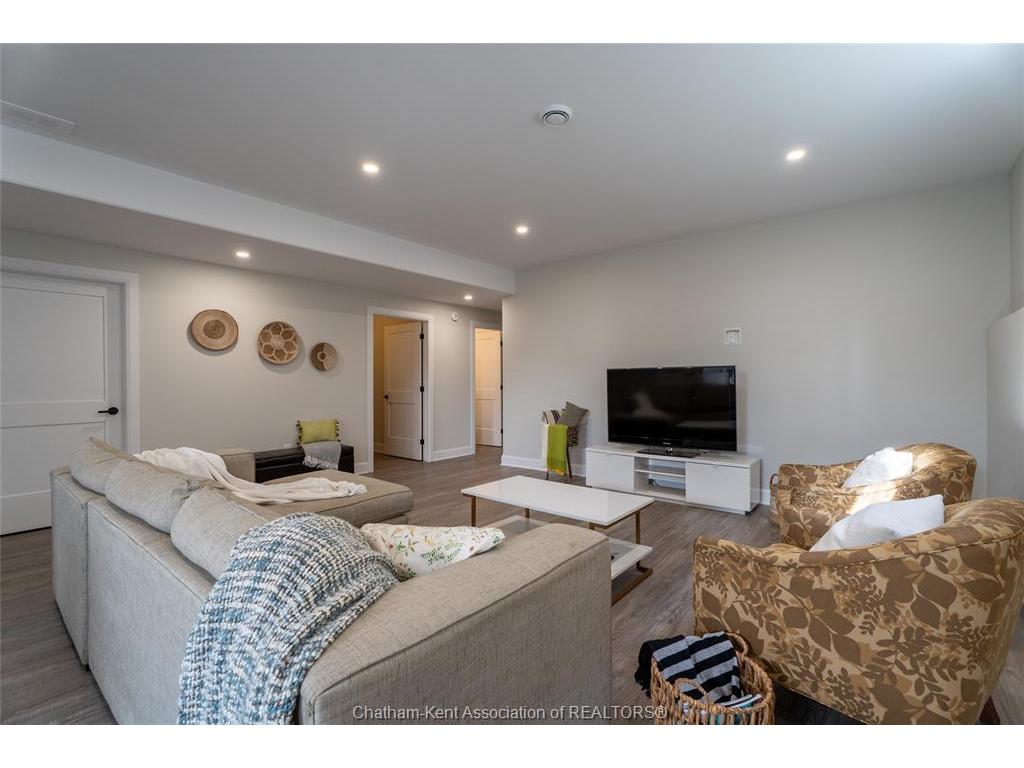 









17


Baffin

Way,
Chatham,




ON
N7L 0C4

