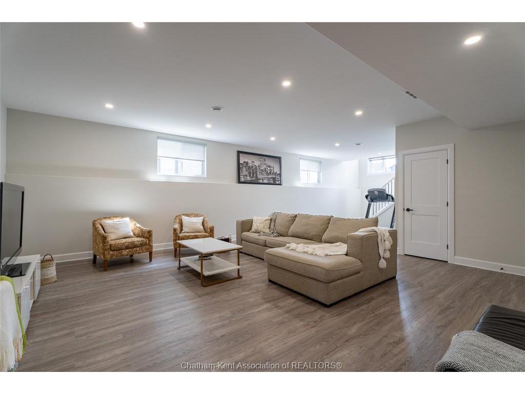 









17


Baffin

Way,
Chatham,




ON
N7L 0C4

