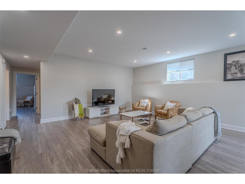 









17


Baffin

Way,
Chatham,




ON
N7L 0C4

