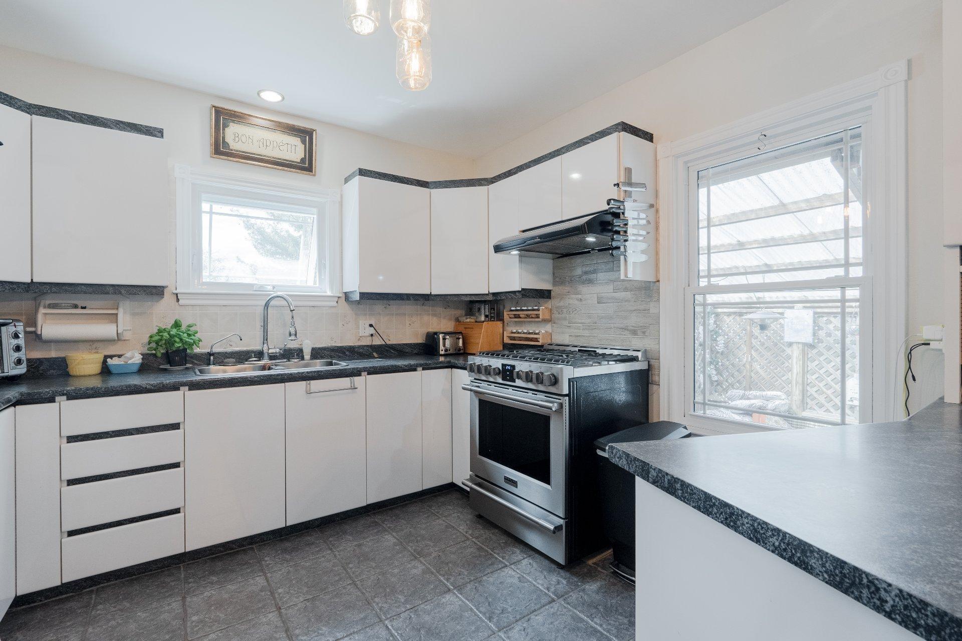 









110


Rue Custeau

,
Magog,




QC
J1X3W5

