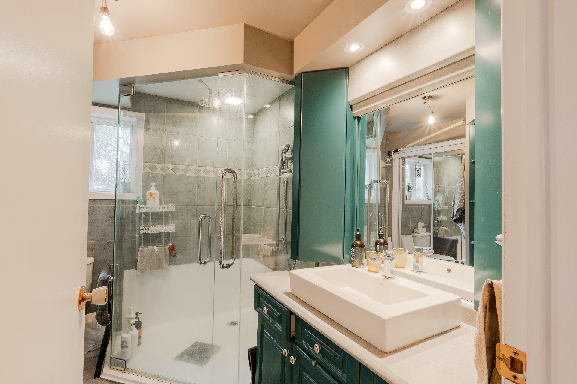 









110


Rue Custeau

,
Magog,




QC
J1X3W5

