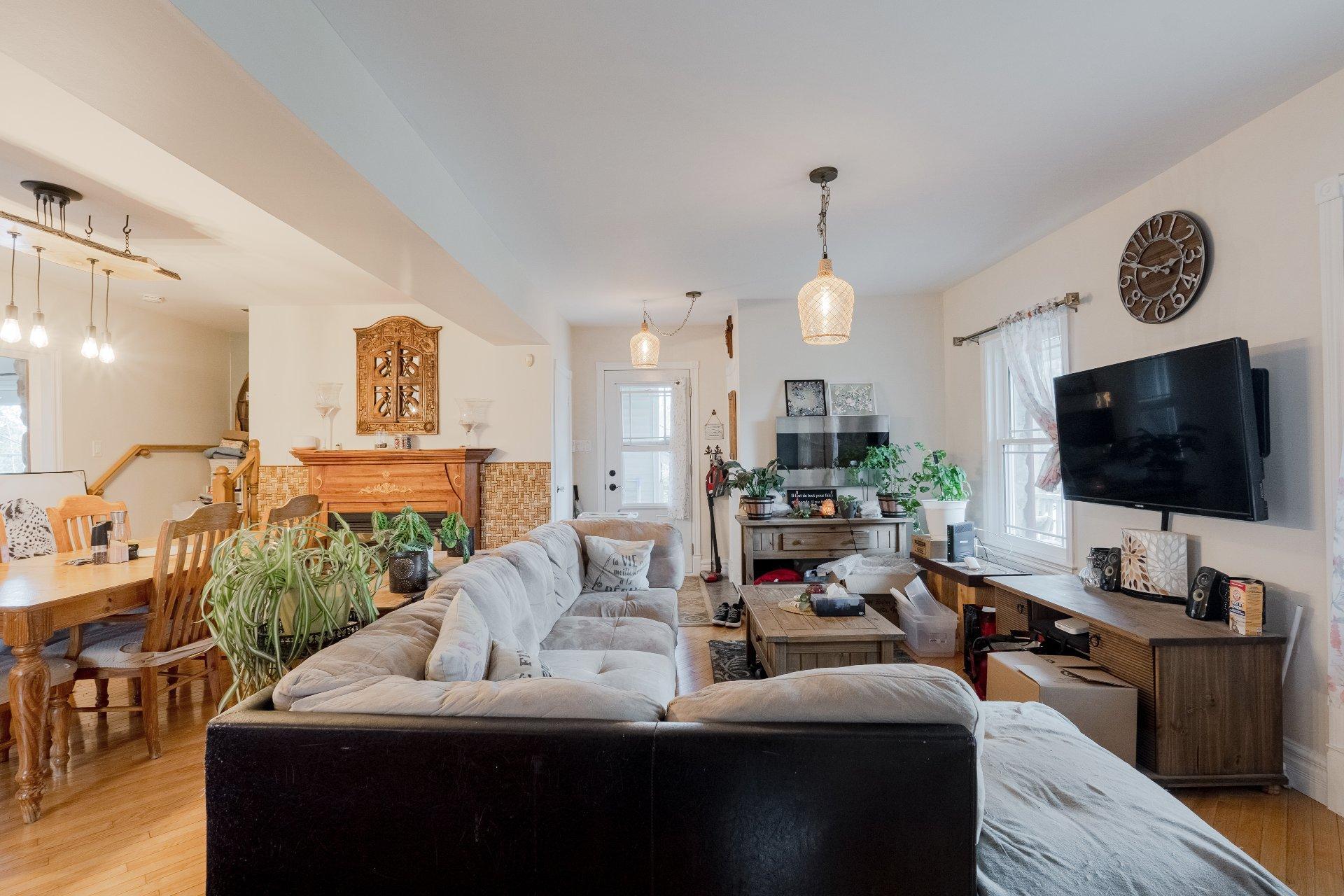 









110


Rue Custeau

,
Magog,




QC
J1X3W5


