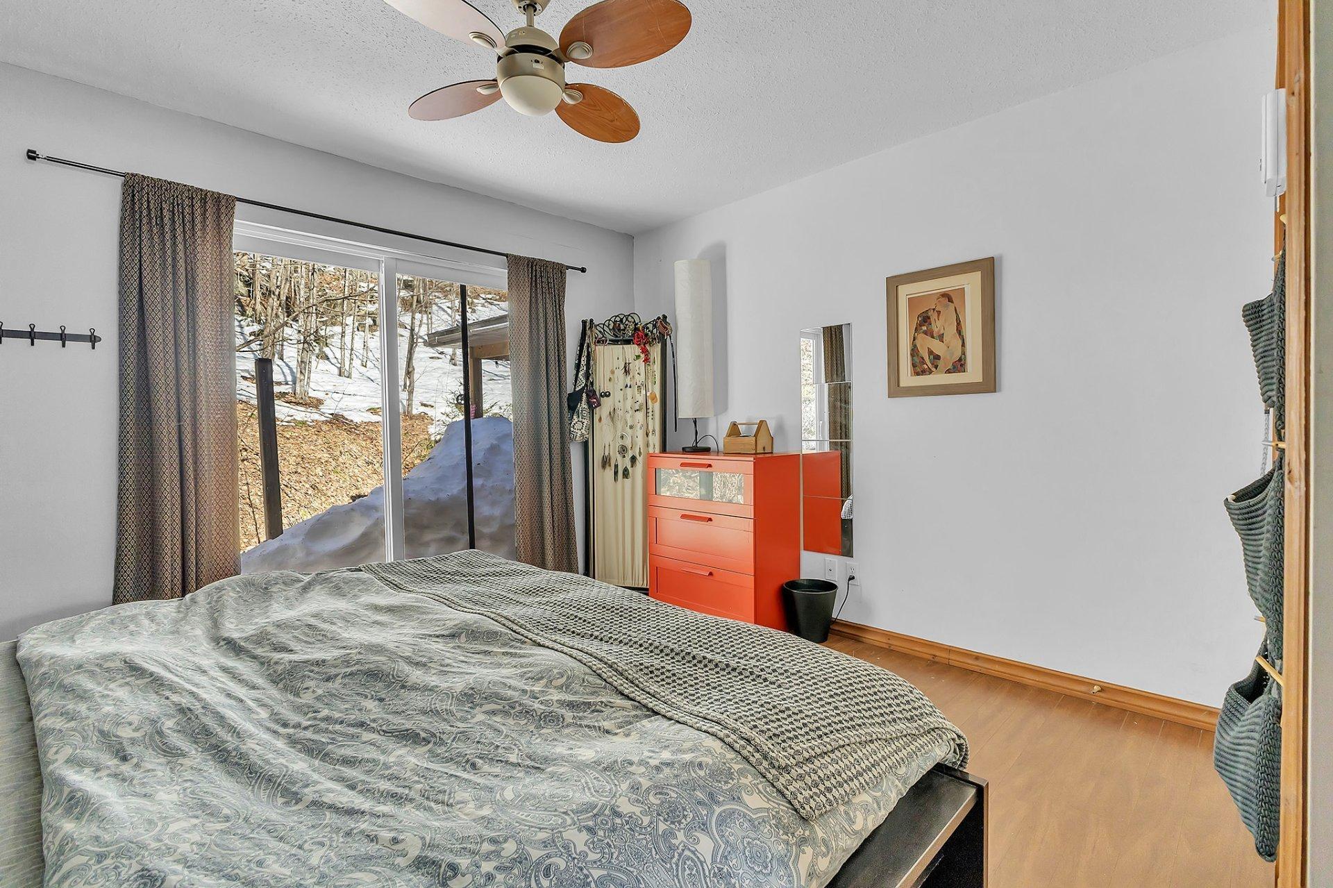 









45


Route du Carrefour

,
Val-des-Monts,




QC
J8N4E9

