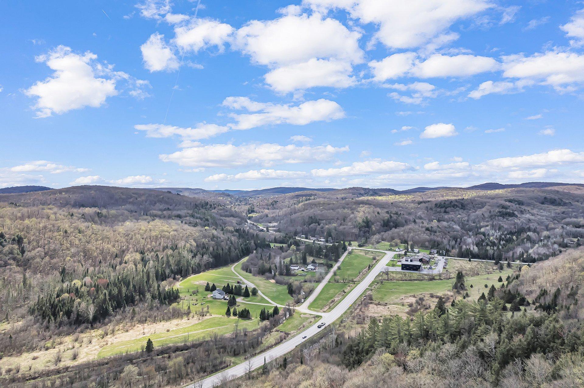 









45


Route du Carrefour

,
Val-des-Monts,




QC
J8N4E9

