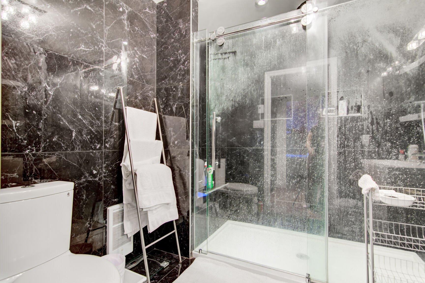 









70


Rue Meunier E.

,
Laval (Pont-Viau),




QC
H7N4J5

