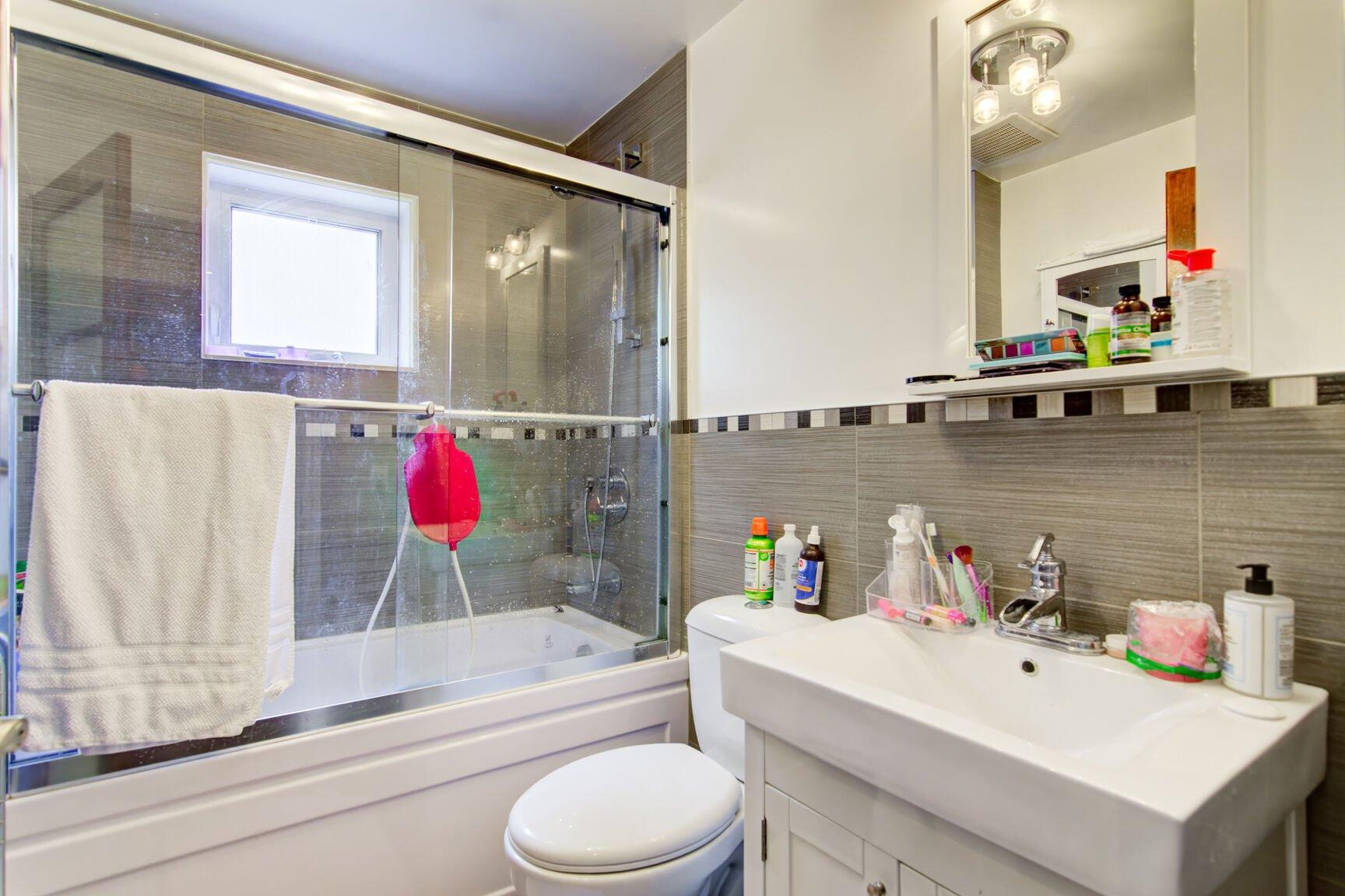 









70


Rue Meunier E.

,
Laval (Pont-Viau),




QC
H7N4J5

