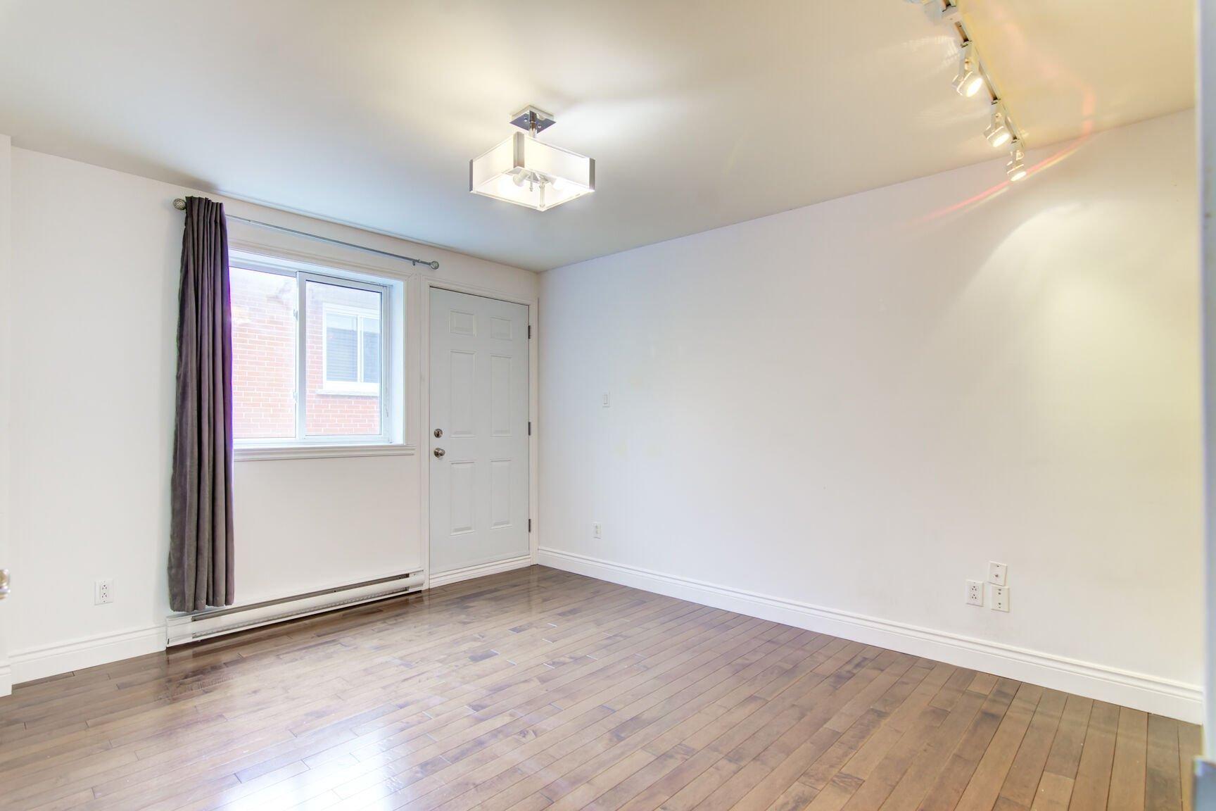 









70


Rue Meunier E.

,
Laval (Pont-Viau),




QC
H7N4J5

